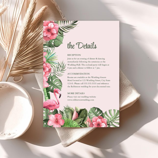Information om Tropiska blommor och Flamingo Bröll Inbjudningar (Pink Tropical Flowers and Flamingo Wedding Details Card on sunny table with boho decor.)