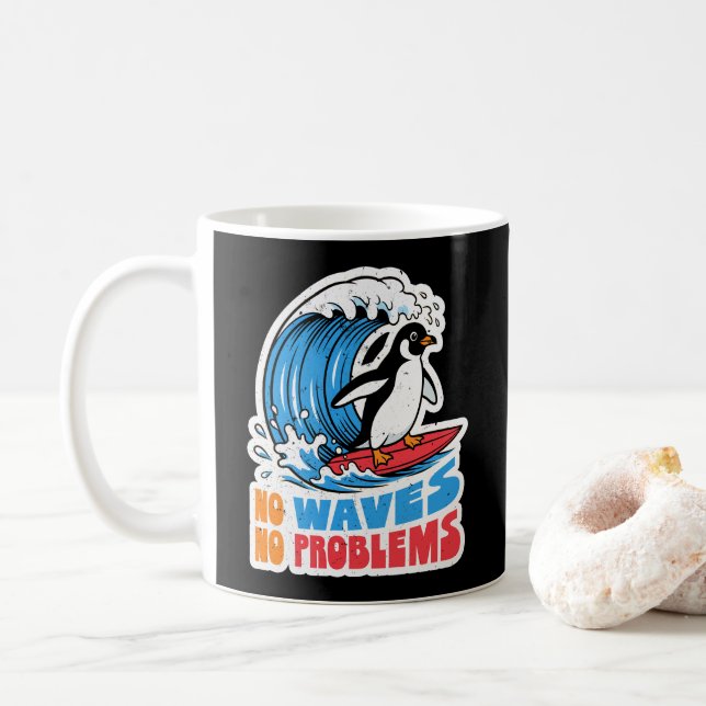 Inga vågor Inga problem Rolig pingvin som surfar p Kaffemugg (Med munk)