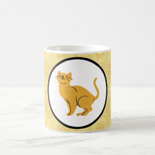 Ingefält lycklig lycklig kattunge på guld kaffemugg
