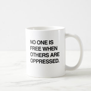 INGEN ÄR FRI NÄR ANDRA ÄR UNDERTRYCKTA.png Kaffemugg