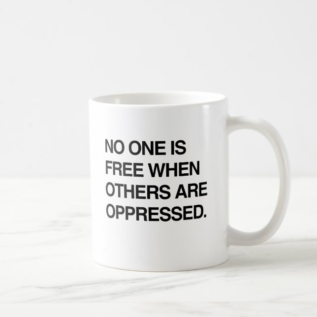 INGEN ÄR FRI NÄR ANDRA ÄR UNDERTRYCKTA.png Kaffemugg (Höger)