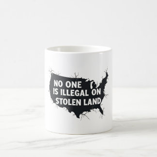 INGEN ÄR ILLEGAL PÅ STÖLD MARK - Antirasism Kaffemugg