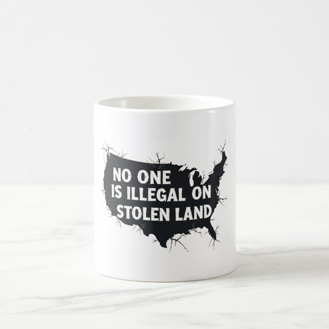 INGEN ÄR ILLEGAL PÅ STÖLD MARK - Antirasism Kaffemugg (Center)