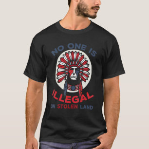 Ingen är olaglig på Stolen Land - inhemsk amerikan T Shirt