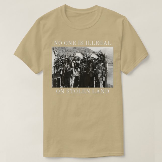 Ingen är olaglig på Stolen Land Native American H T Shirt (Design framsida)