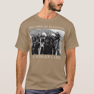Ingen är olaglig på Stolen Land Native American H T Shirt