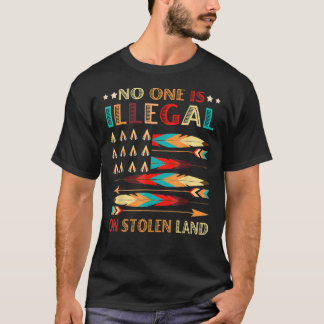 Ingen är olaglig på Stolen Land Native American P T Shirt