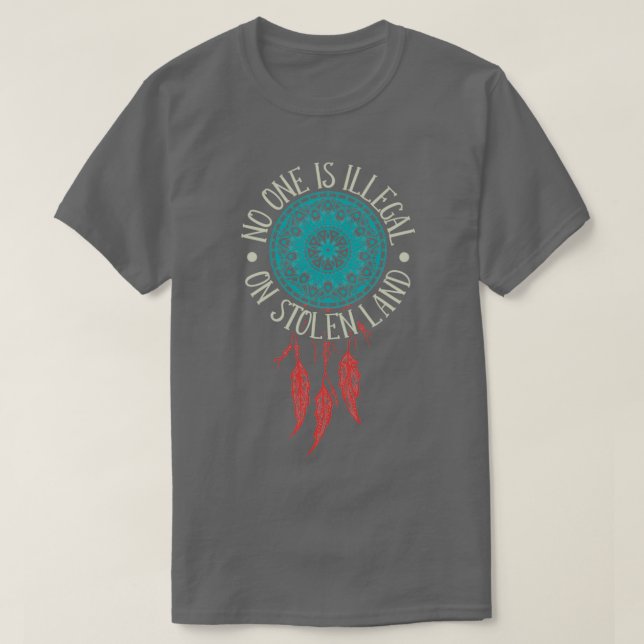 Ingen är olaglig på Stolen Land Native American T Shirt (Design framsida)