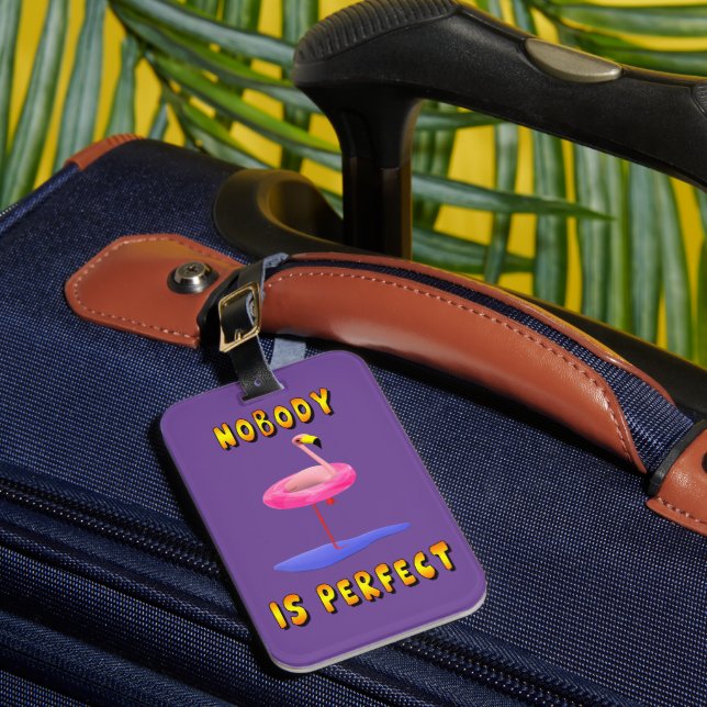 Ingen är perfekt - flamingo med simmande ring bagagebricka (Framsida Insitu 1)
