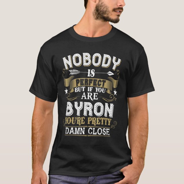 Ingen är Perfekt, men du är Byron-familjen Namn T Shirt (Framsida)