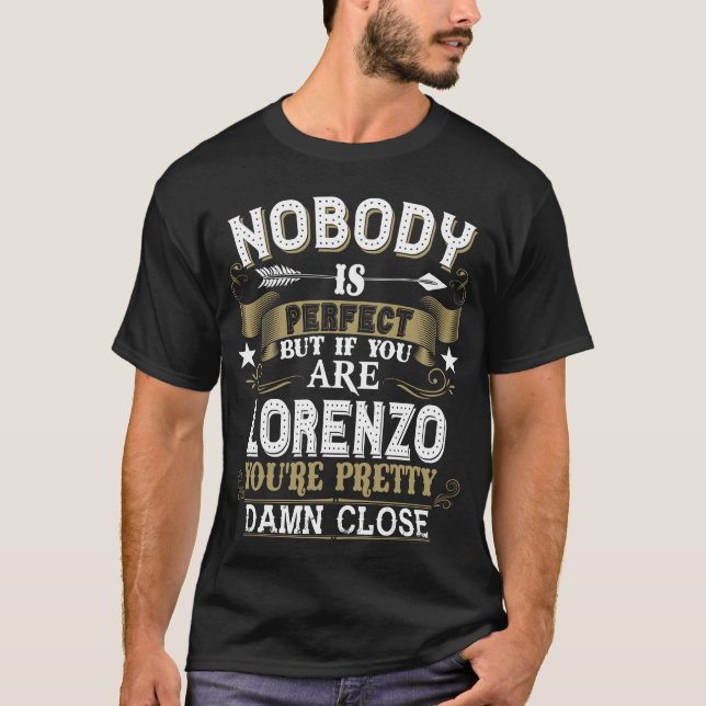 Ingen är Perfekt, men du är LORENZO-familjen Namn T Shirt (Framsida)