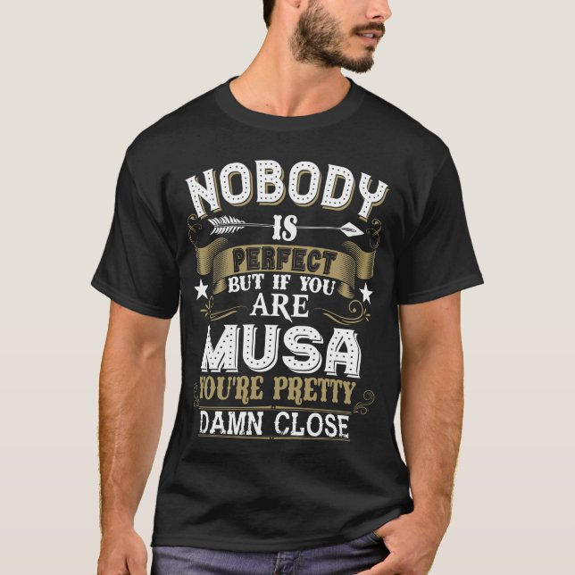 Ingen är Perfekt, men du är MUSA-familj Namn T Shirt (Framsida)