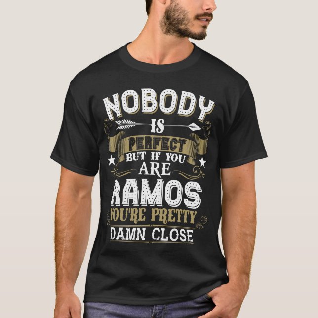 Ingen är Perfekt, men du är RAMOS-familjen Namn T Shirt (Framsida)