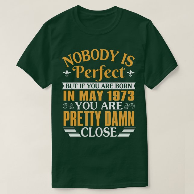 Ingen är Perfekt, men om du föddes i maj 1973 T Shirt (Design framsida)