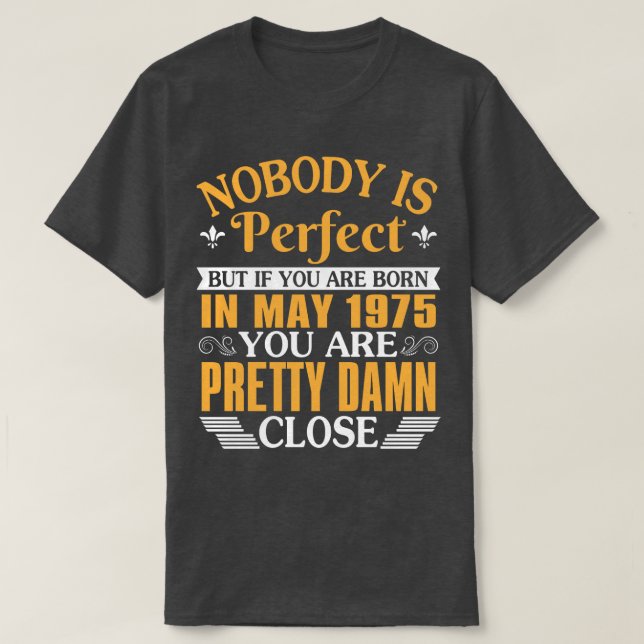Ingen är Perfekt, men om du föddes i maj 1975 T Shirt (Design framsida)