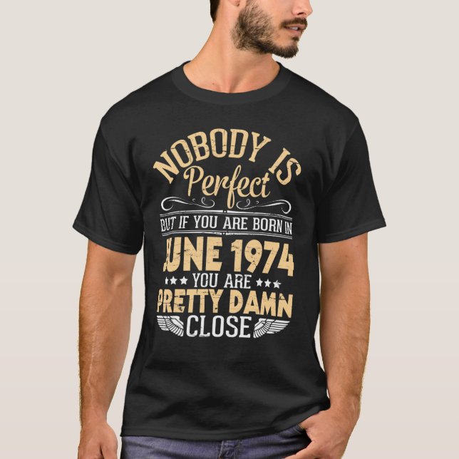 Ingen är Perfekt, men om ni föds i juni 1974 T Shirt (Framsida)