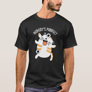 Ingen är perfekt Rolig kattvits Mörk bakgrund T Shirt