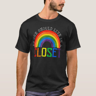 Ingen bör bo i en Closet Rainbow Lgbt Gay T Shirt