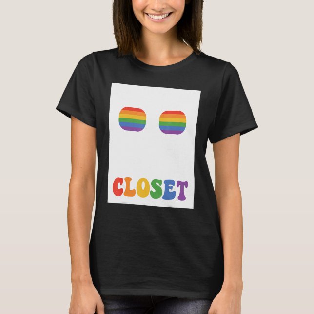 Ingen bör bo i en garderob regnbågsstolthet HBTQ T Shirt (Framsida)