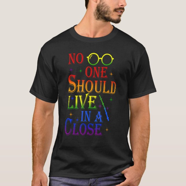 Ingen bör bo i en stängd LGB Gay pride 2 T Shirt (Framsida)