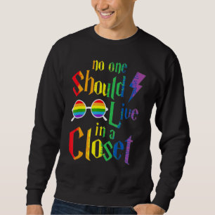 Ingen bör bo i en stängd LGBT Q Gay pride Pr Lång Ärmad Tröja