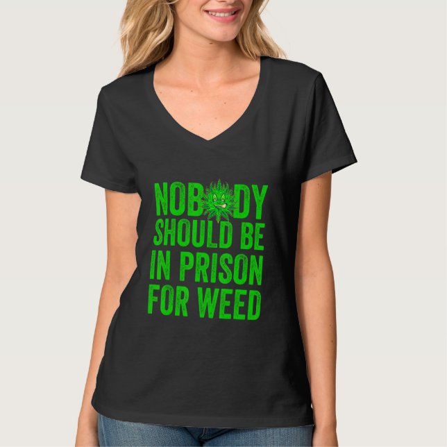 Ingen bör sitta i fängelse för ogräs t shirt (Framsida)