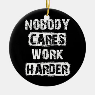 Ingen bryr sig om arbetshämmande motivation julgransprydnad keramik