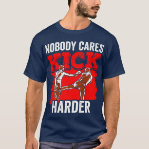 Ingen bryr sig om Kick Harder Cute Motivation Ord T Shirt