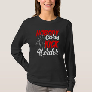 Ingen bryr sig om Kick Harder Cute Ord Motivation T Shirt