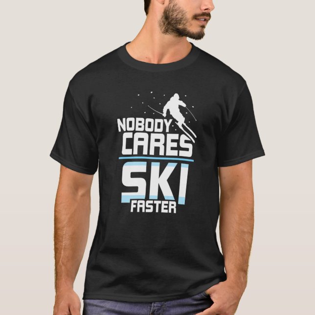 Ingen bryr sig om Ski Faster Team Ord Motivation C T Shirt (Framsida)