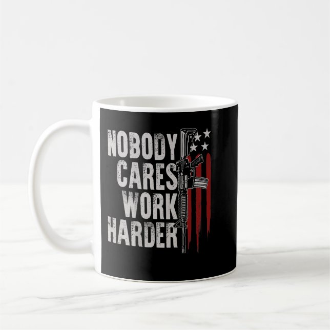 Ingen Cares Work Harder AR-15 Owner American Flagg Kaffemugg (Vänster)