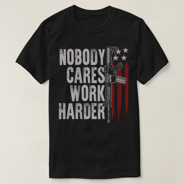 Ingen Cares Work Harder AR-15 Owner American Flagg T Shirt (Design framsida)