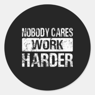 Ingen Cares Work Harder - Gym Fitness Workout mot Runt Klistermärke