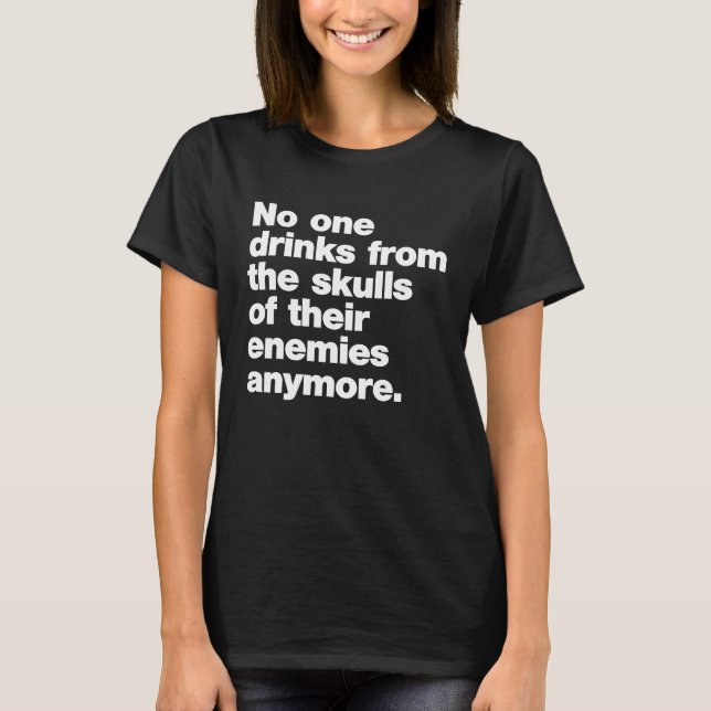 Ingen dricker från sina fiendes Döskallar. T Shirt (Framsida)