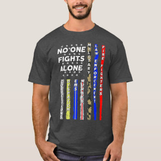 Ingen Ensam för första svararpolisen i en Flagga T Shirt