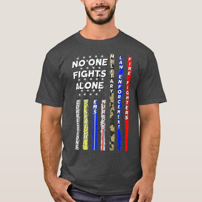 Ingen Ensam för första svararpolisen i en Flagga T Shirt (Framsida)