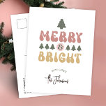 Ingen fotojul i nybörjare och ljusfull färgfull re helg vykort<br><div class="desc">Lägg till lite nostalgi i vintagen till dina julkort med den här färgstarka porträttdesignen Merry & Bright Helgdag vycard. Med typsnitt i festive Red, grönt and rosa färg som står "Merry & Bright" med ett utrymme för ditt anpassningsbar-meddelande på baksidan. Den här moderna säsongens vykort för hälsningar är perfekt för...</div>