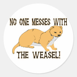 Ingen klarar sig med Weasel Runt Klistermärke