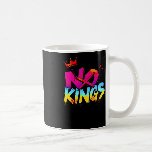 Ingen Kung - Bold Graffiti Påstående Sticker Kaffemugg (Höger)