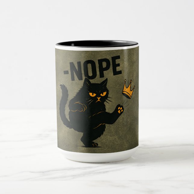 Ingen Kung i Amerika Black Cat Funny Kicking Krona Mugg (Center)
