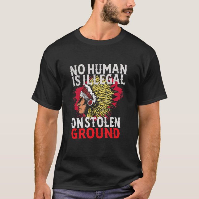 Ingen människa är olaglig på Stolen Ground Native  T Shirt (Framsida)
