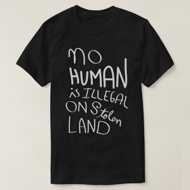 Ingen människa är olaglig på stulit land t shirt (Design framsida)