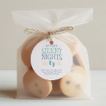 Ingen mer tyst Gravid under julnatten Runt Klistermärke<br><div class="desc">dina glädjande nyheter med festfläsk med hjälp av julklappen Miracle Gravid Announcement Classic Round Sticker. Den här charmerande etiketten är perfekten för att lägga till en personlig beröring till dina helgdag, presentkort eller knappar. Den här klisterlappen har en fin juldesign och förvandlar vanliga saker till minnesvärda, personlig-symboliska bilder av dina...</div>
