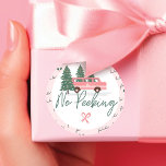 Ingen peekande Vintage Rosa jul Van Runt Klistermärke<br><div class="desc">Inget tal före julklapp. Fira den magiska och festliga julhelgen med vår anpassningsbar-helgdag, utan att sikta på juldekalen. Vår helgdag för vintage har en söt rosa-retro-van på en Julgran-gård som plockar ut en Julgran. Ord fa la la la är handskriven. Anpassa med ett familjemonogram. Alla illustrationer är handritade originalbilder av...</div>