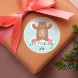 Ingen Peeking Cute Woodland Bear Snö Angel Runt Klistermärke<br><div class="desc">Inget tal före julklapp. Fira den magiska och festliga julhelgen med vår roligt-helgdag,  utan att sikta på juldekalen. Vår design har en söt skogsbjörn som skapar en snö ängel i snö. Ord Ingen sökning visas i ett handskrivet teckensnitt. Alla illustrationer är handritade originalbilder av Moodthology Papery.</div>