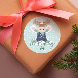 Ingen Peeking Cute Woodland Moose Snö Angel Runt Klistermärke<br><div class="desc">Inget tal före julklapp. Fira den magiska och festliga julhelgen med vår roligt-helgdag,  utan att sikta på juldekalen. Vår design har en söt trädrö som skapar en snö ängel i snö. Ord Ingen sökning visas i ett handskrivet teckensnitt. Alla illustrationer är handritade originalbilder av Moodthology Papery.</div>