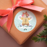 Ingen Peeking Cute Woodland Squirrel Snö Angel Runt Klistermärke<br><div class="desc">Inget tal före julklapp. Fira den magiska och festliga julhelgen med vår roligt-helgdag,  utan att sikta på juldekalen. Vår design har en söt träekorre som skapar en snö ängel i snö. Ord Ingen sökning visas i ett handskrivet teckensnitt. Alla illustrationer är handritade originalbilder av Moodthology Papery.</div>