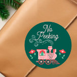 Ingen Peeking Rosa Vintage Tåg Monogram Grönt Runt Klistermärke<br><div class="desc">Alla ombord på North Pole Express! Öka din helgdag med vår visuella Julgran-leveranssamling. Vi har allt du behöver för att dina gåvor ska se ut som aldrig förr. Vi har allt du behöver för att få dina gåvor att skina som aldrig förr. Sprid glädjen under den här säsongen och utforska...</div>