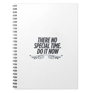 Ingen Perfekt - Motivering Typography Quote De Anteckningsbok