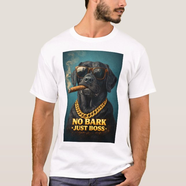 Ingen skäll, bara boss – Kraftfull hund med cigarr T Shirt (Framsida)
